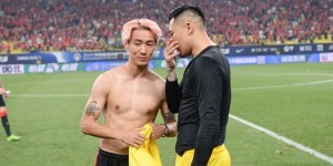 【龙八国际】?聊啥呢？韦世豪赛后和王大雷交换球衣