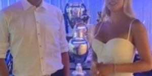 【龙八国际】这?美女记者采访小因扎吉，后面摆放奖杯