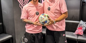 【龙八国际】助攻帽子+进球帽子！苏亚雷斯晒与梅西共享比赛用球合照⚽️