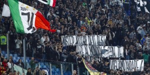 【龙八国际】尤文球迷在客场看台打出标语，支持主帅阿莱格里留任