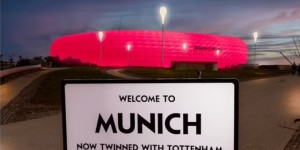 【龙八国际】邮报：某博彩公司在安联球场外竖牌，调侃拜仁与热刺结为姊妹球队