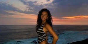 【龙八国际】太阳报：热刺前锋约翰逊与美女网红模特逛街，被搂脖子喂饭