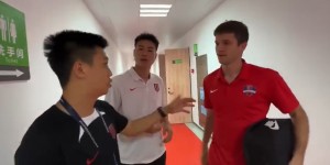 【龙八国际】误会解除？杨帆赛后向科索维奇道歉：sorry，起跳时确实没看到