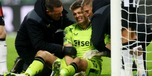 【龙八国际】可怜的波普❗去年踢曼联冻到最后重伤?半年后再遇曼联还没复出