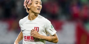 【龙八国际】记者：若球迷还把29岁的韦世豪当国足救世主，那真的不切实际