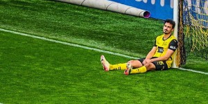 【龙八国际】?思绪万千！赛后35岁的胡梅尔斯静静地靠着门柱坐着