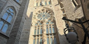 【龙八国际】评评穿搭???拉亚&女友参加好友婚礼 西装革履伴吊带长裙