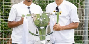 【龙八国际】?贝林厄姆带弟弟摸了摸西甲奖杯