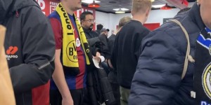 【龙八国际】观看决赛！身穿巴萨球衣围着多特围巾?这位球迷的心思很明了