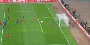 【龙八国际】好可惜！阿兰低射中柱，费南多再射被门线解围