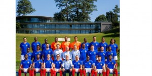 【龙八国际】法国队晒欧洲杯全家福：姆巴佩紧挨德尚坐C位，坎特蜷缩角落?