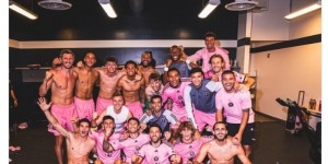 【龙八国际】九人迈阿密补时绝杀取胜，阿尔巴晒合照庆祝胜利：为团队感到骄傲