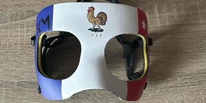 【龙八国际】姆巴佩晒照：鼻子处绷带已拆除，面具上写有名字缩写???