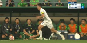 【龙八国际】全部笑场?林良铭抢球时放倒苏亚雷斯，裁判教练球员球迷都笑了
