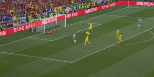 【龙八国际】德布劳内摊手无奈！卡拉斯科中路带到人堆，连球带人射门被扑