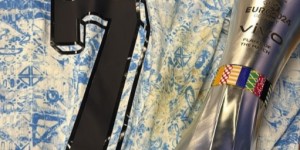 【龙八国际】追星成功?K77晒最佳奖杯与C罗球衣合影，配文：梦想❤️