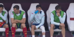 【龙八国际】佩德里回到替补席，膝盖缠着厚厚的绷带?