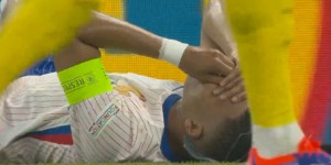 【龙八国际】B席头球顶在姆巴佩脸上，姆巴佩掩面倒地接受简单治疗后继续比赛