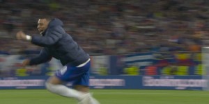 【龙八国际】兄弟们带我躺赢！姆巴佩点球大战化身庆祝的神，疯狂激情挥拳冲刺