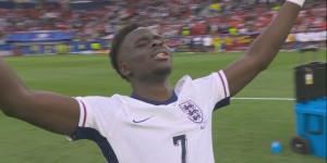 【龙八国际】今日英雄！萨卡进点球后双手抚耳搞怪咧嘴，晋级后跪地双手指天