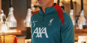 【龙八国际】这小平头真的绷不住?萨拉赫、远藤航从休假中归队