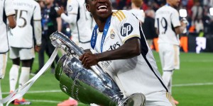 【龙八国际】白衣少年未来可7?祝维尼修斯24岁生日快乐