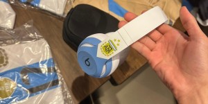 【龙八国际】梅西赛前送队友礼物！蓝白三星头戴耳机?