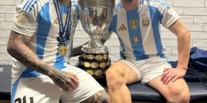 【龙八国际】恩佐社媒晒美洲杯夺冠后与梅西合影，梅西脚缠绷带面带笑容