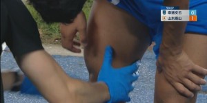 【龙八国际】大腿肿了一圈！贾博琰受伤倒地，离场治疗时导播给他大腿特写?