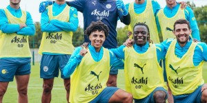 【龙八国际】不开心？曼城官方晒球员训练合照，坎塞洛出镜但一脸严肃