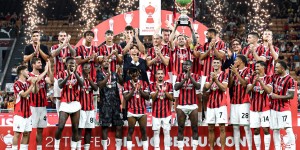 【龙八国际】给新赛季开个好头，?米兰全队捧起贝卢斯科尼杯奖杯