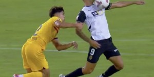 【龙八国际】裁判专家：库巴西本该吃到第二黄，裁判放过他让人无法理解