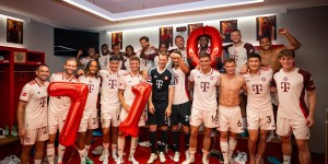 【龙八国际】?拜仁全队拍摄更衣室合照，庆祝穆勒加冕队史出场王