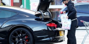 【龙八国际】结束国家队比赛回到英国，B费开宾利去购物