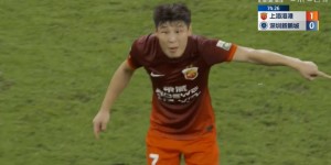 【龙八国际】罕见失态!武磊暴怒抗议主裁判任意球重开判罚，吃到近2年首张黄牌