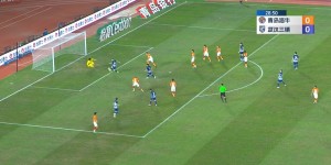 【龙八国际】错失绝佳机会?牟鹏飞扑救脱手，若卡近在咫尺的补射击中横梁