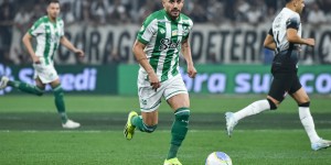 【龙八国际】沙佩科恩斯空难幸存者巴甲送助攻，是幸存者中唯一重返赛场球员