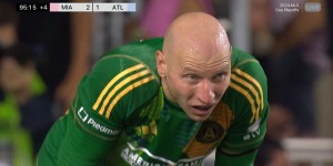 【龙八国际】给老哥累够呛?40岁古赞95分钟挡出梅西射门，扶着大腿狂喘粗气