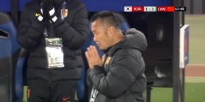 【龙八国际】?主帅上村健一双手合十祈祷，最终魏祥鑫罚进U16国足反超韩国
