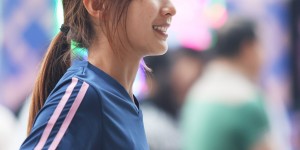 【龙八国际】爱了?怒放足球女孩街拍?谁说场上猛的足球女孩不能场下萌？