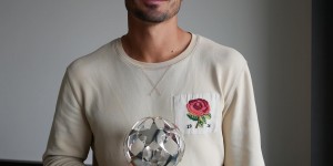 【龙八国际】上赛季还是欧冠最佳后卫?狐媚首秀乌龙又被弃用，欧联都踢不上