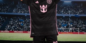 【龙八国际】超还原?梅西蜡像在奥兰多揭幕，身穿迈阿密球衣双手指天庆祝