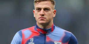 【龙八国际】TA：切尔西、曼联等多队关注德拉普，曼城有回购条款