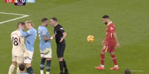 【龙八国际】沃克与裁判争论点球，哈兰德找奥尔特加交流，萨拉赫一旁颠球?