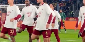 【龙八国际】罗马全队在赛前身穿写着“加油博维”的T恤，罗马球迷也送上祝福