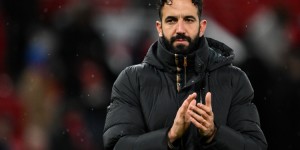 【龙八国际】力挺！曼联球迷唱歌称赞阿莫林：他将带红魔重现辉煌、东山再起