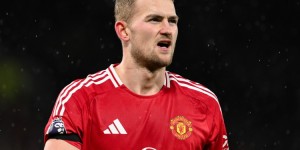 【龙八国际】就这环出问题?曼联对红军丢2球，德里赫特送点+成丢球背景板