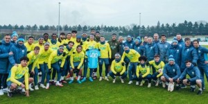 【龙八国际】达成蓝月400场里程碑，德布劳内在训练中和全队拍摄合照庆祝