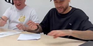 【龙八国际】喜剧效果满分🤣内马尔签合同时签字笔出问题，现场大家爆笑！