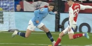 【龙八国际】头号背景板💀阿森纳前4粒进球，都是当着斯通斯的面打进